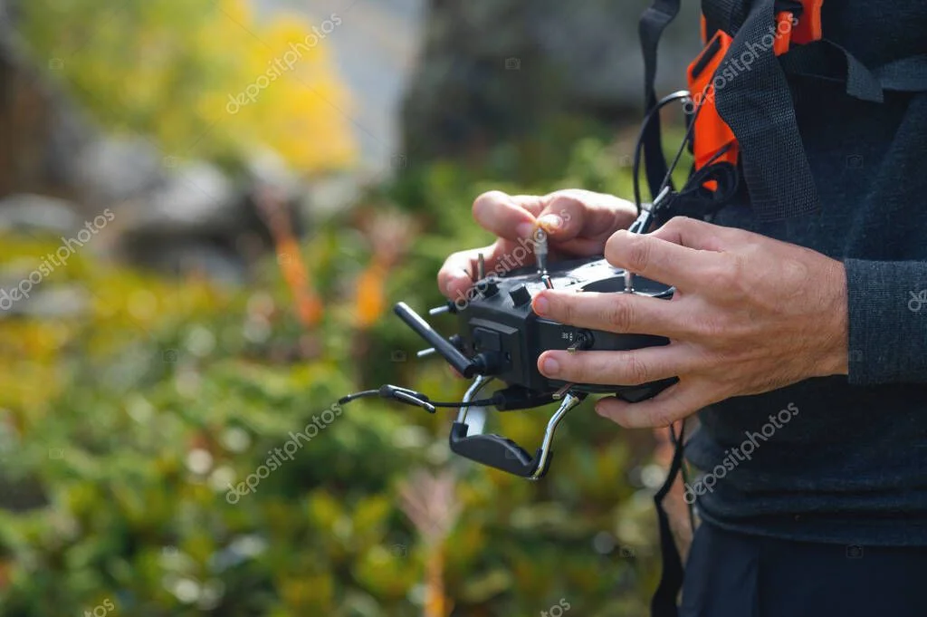 FPV drone scheert langs buitenlocatie